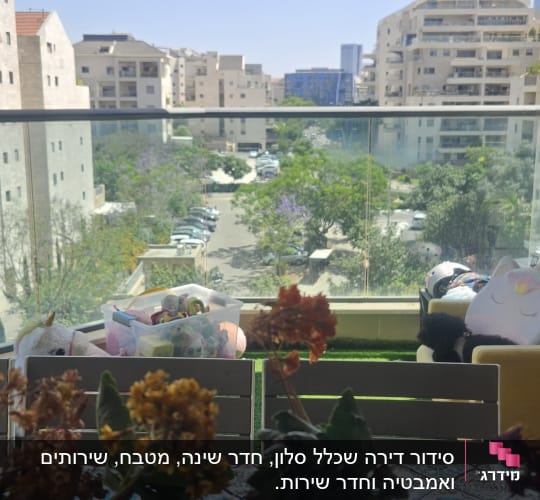 קופסת צעצועים על מרפסת עם צמחים ופרחים